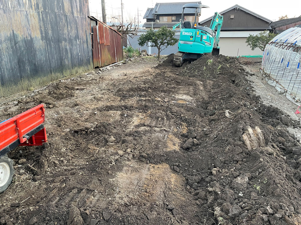 おいしいフルーツを求めて | 古い倉庫を取り壊して果樹園づくり