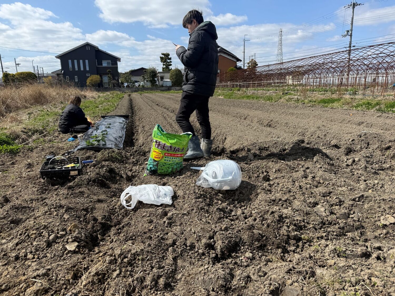 畝立てしたばかりの新しい畑
